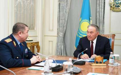 首任总统接见内务部部长图尔古姆巴耶夫