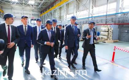 法国经济和财政部部长访问哈萨克斯坦 参观哈法合资铁路机车制造企业