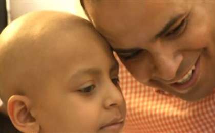 ФОТО: Шаштараз химиотерапиядан өткен балаларға тегін парик сыйлап жүр