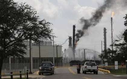 美德州炼油厂爆炸致66人受伤