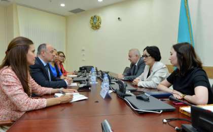 哈萨克斯坦儿童权益代表同联合国儿童基金会代表举行会晤