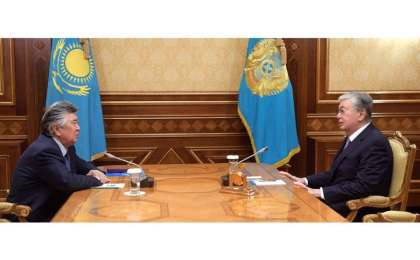 总统会见著名作家努尔兰·沃拉扎林