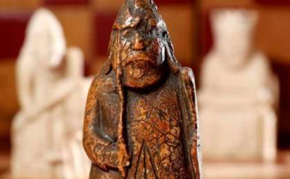 Шкафтан табылған шахмат бір отбасын бар ғұмырына жететін байлыққа кенелтті