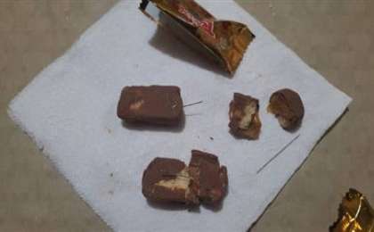 11 жасар қыз Хэллоуиндегі кәмпиттерге инелер салған