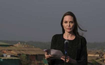 Анджелина Джоли Бангладештегі босқындар лагеріне барды