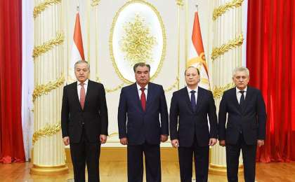 哈萨克斯坦大使向塔吉克斯坦总统递交国书