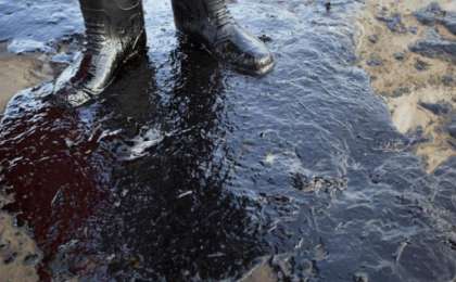 巴西东北部大片海滩遭原油污染