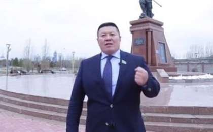 ВИДЕО: Мәжіліс депутаты Алпамыс батыр жырын жатқа оқып берді