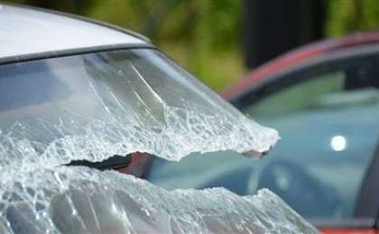 Күйеуімен ұрсысқан әйел көліктің терезесінен ұшып кетті