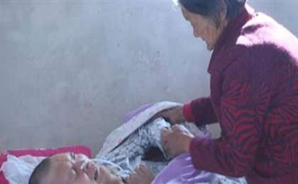 ФОТО: Анасы 12 жыл комада жатқан ұлының оянғанын көрді