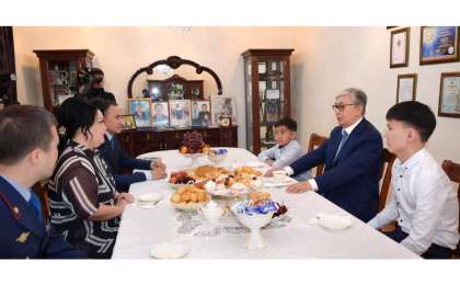 托卡耶夫总统拜访烈士家庭