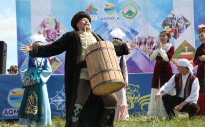 草原民俗村在布拉拜开张