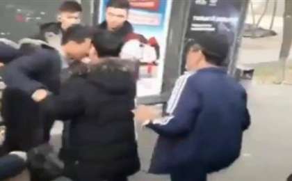 Автобус кондукторы қарт кісіні соққыға алды