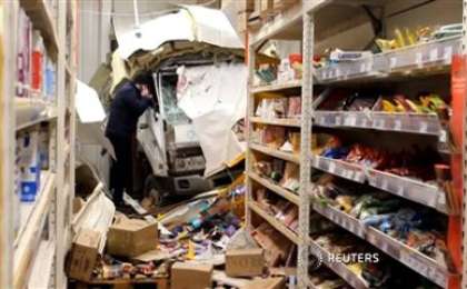 ФОТО: Жүк көлігі супермаркеттің ішіне кіріп кетті