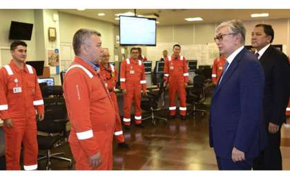 托卡耶夫总统乘直升机视察"博拉沙克"石油天然气工厂