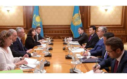 托卡耶夫总统会见法国经济和财政部部长