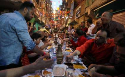 Гиннесс кітабына жаңа рекорд: 7000 адамға бір сәтте ауыз ашар берілді