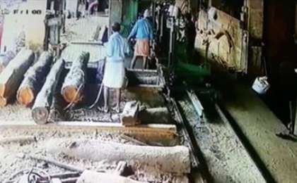 Ер адам қолын арамен кесіп алып, қан-жоса болды