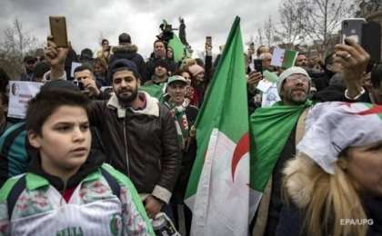 Президенттікке кандидат таба алмаған Алжир сайлауды кейінге қалдырды