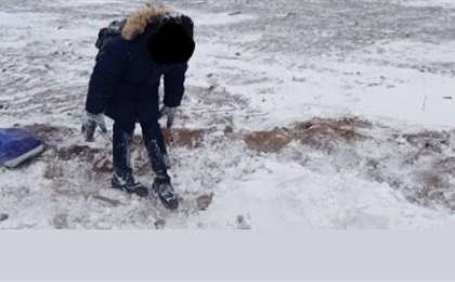 Ақтөбелік оқушы беті ашық жатқан құдыққа түсіп кетті