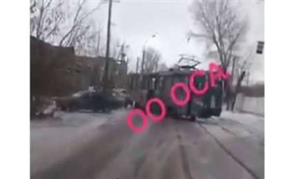 Өскеменде трамвай рельстен шығып кетті