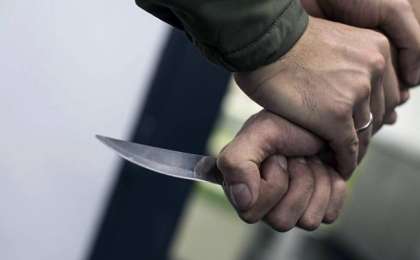 Алматы облысында баласынан айырылған әке дәрігерлерді пышақтады