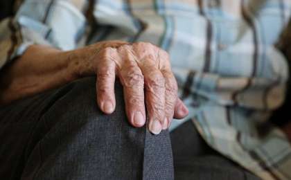 Жүз екі жастағы қарияға әйел зорлады деген айып тағылды