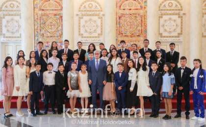 托卡耶夫在总统府接见优秀学生代表