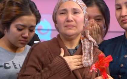 13 жасында тұрмысқа шығып, 14 жаста босанған: Он екі баланың анасына 5 бөлмелі пәтер берілді (видео)