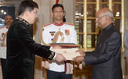 哈萨克斯坦大使向印度总统递交国书