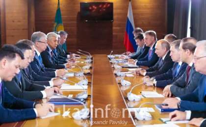 托卡耶夫会见俄罗斯总统普京