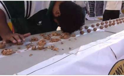 Басымен бір минутта 243 жаңғақты шағып шыққан жігіт жұлдыз болды (ВИДЕО)