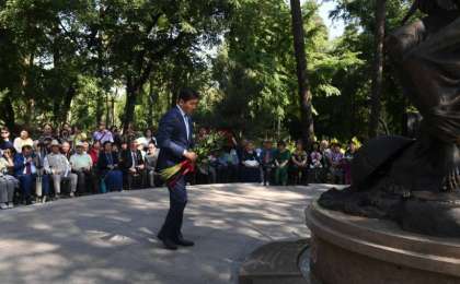 阿拉木图市民纪念政治迫害和大饥荒遇难者