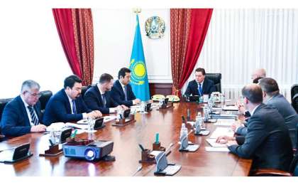 政府总理会见圣彼得堡拖拉机厂总裁谢列布利亚科夫