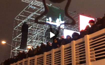 Ресейде үстінде бір топ адам тұрған көпір опырылып қалды