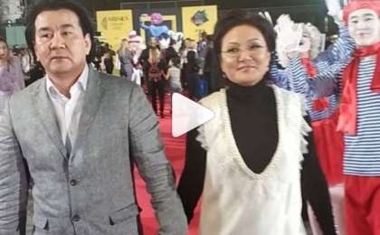 Жұбайымен қызыл кілемде қол ұстасып жүрген Дана Нұржігіт елді сүйсінтті (видео)