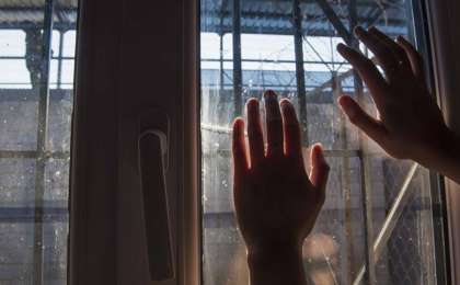 "Басына пакет кигізіп, түнімен қорлады". Ақтөбеде полицейлерге қатысты тергеу басталды