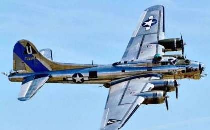 美国一架二战时期的B-17轰炸机坠毁致7人死亡