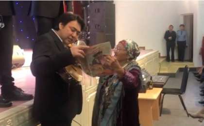 Көкшетаулық әже Мейрамбектің суреті шыққан журналды 29 жыл сақтаған (видео)