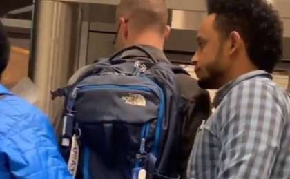 ​Әуежай қызметкерін ұрып жіберген жолаушы таспаға түсіп қалды