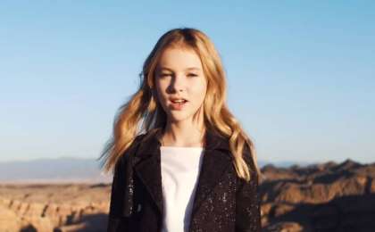 Данэлия Төлешова қазақша әнге бейнебаян түсірді (видео)