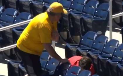 ​Баланың добын тартып алған жанкүйер сынға қалды