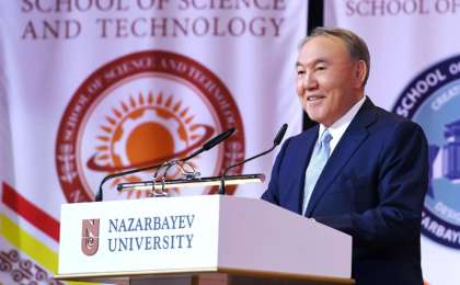 首任总统出席纳扎尔巴耶夫大学毕业典礼