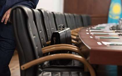  "Бәлесінен аулақ". Шенеуніктер бағалы сыйлықтарын неге өткізіп жатыр?  