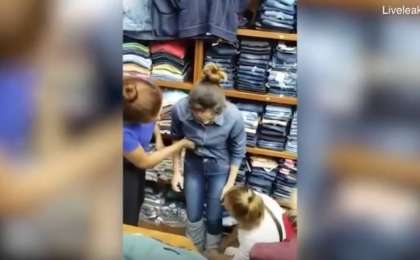 Киім ұрламақ болған бойжеткенді сатушылар аяусыз ұрып, шешіндіріп тастады (ВИДЕО)