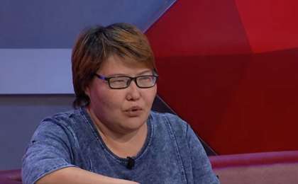 Дүйім жұрттың алдында үш баласынан бас тартқан келіншек жаға ұстатты