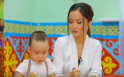 Эксклюзив! Мөлдір Әуелбекова ұлын көрсетіп, көзіне жас алды (ВИДЕО)