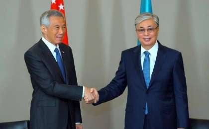 托卡耶夫总统会见新加坡总理李显龙