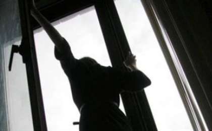 Әкімдіктегі дискотекада оқушы қыз үшінші қабаттан секіріп кеткен