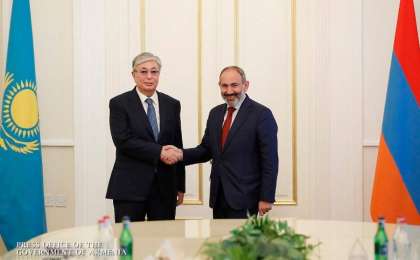 托卡耶夫总统会见亚美尼亚总理帕希尼扬